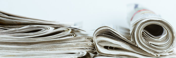 Symbolbild: Seitenansicht mehrerer Zeitungen 