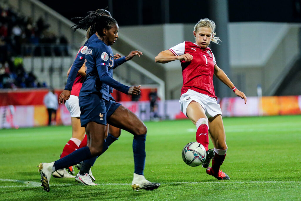Carina Wenninger (in Rot) im Spiel gegen Frankreich