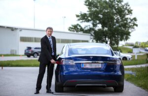 Renato Eggner, Raiffeisen-Leasing Fuhrparkmanagement, betankt einen Tesla