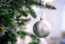 Weihnachtskugel an einem Christbaum