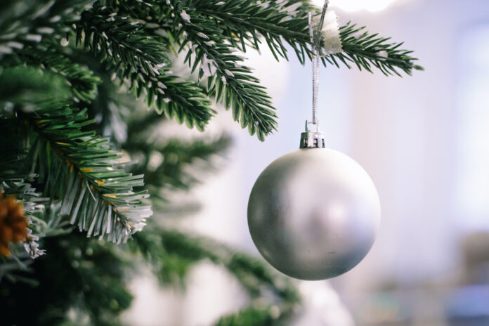 Weihnachtskugel an einem Christbaum