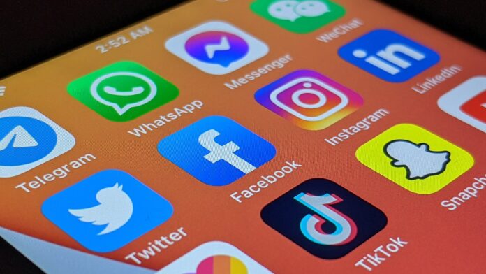 Smartphone-Screen mit Social Media-App Icons