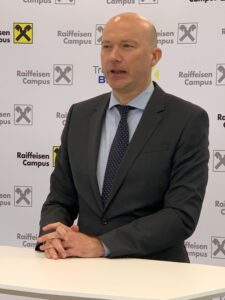 Franz Kühmayer im Studio des Raiffeisen Campus