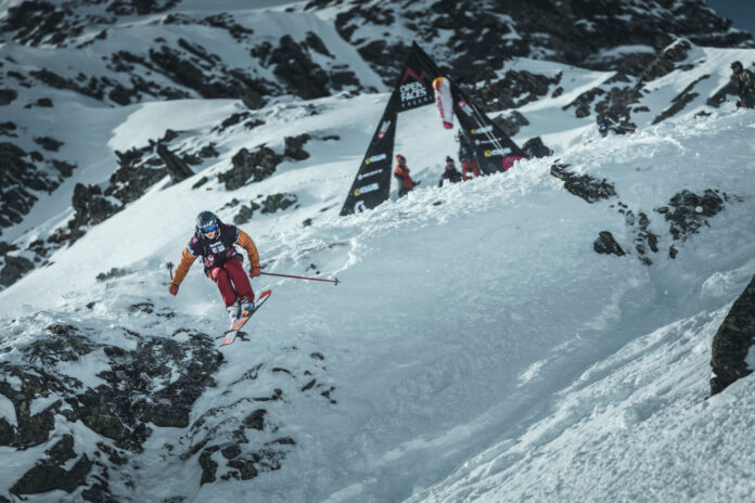 Ein Freeride-Skifahrer mitten im Sprung beim Open Faces Freeride Contest