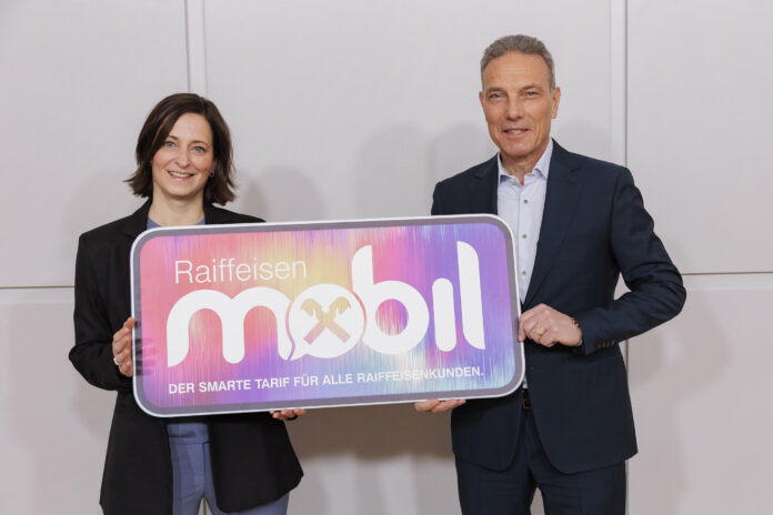 Petra Walter und Michael Krammer präsentieren Raiffeisen Mobil