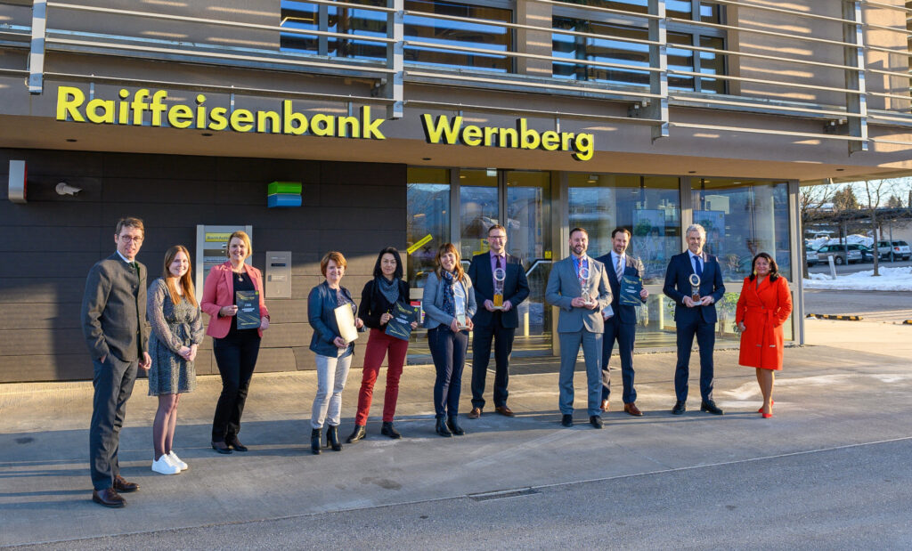 Das Team der Raiffeisenbank Wernberg, Sieger der Gesamtwertung beim Raiffeisen Vertriebsaward 2021