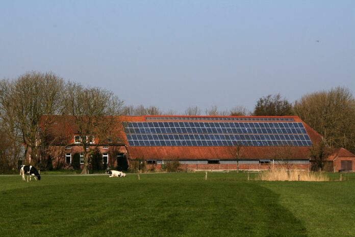 Photovoltaik-Anlage am Dach eines Bauernhofes