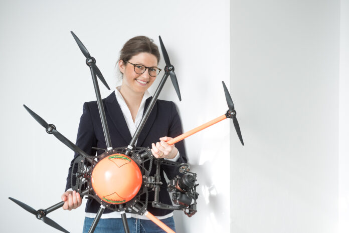Claudia Mittermayr, RWA Bereichsleiterin Betriebsmittel, mit einer Drohne in den Händen