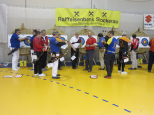 Mitglieder des Bogensportclubs Stockerau vor Zielscheiben.