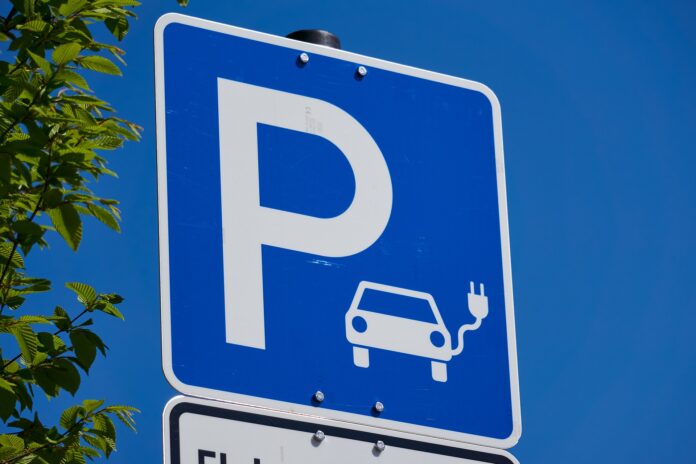 Ein Verkehrsschild, das einen Parkplatz für ein Elektroauto ausweist.