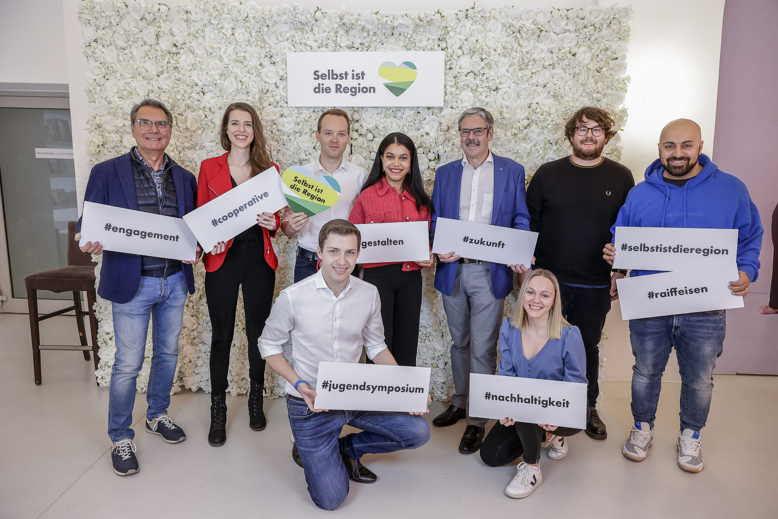 Gruppenfoto: Helmut Tacho, Aufsichtsratsvorsitzender der Raiffeisen-Holding NÖ-Wien, Kosima Kovar, Peter Vogel, Michael Rankl, Jennifer Uzodike, Erwin Hameseder, Lena Ruhaltinger, Dominik Jahn und Ali Mahlodji beim Jugendsymposium