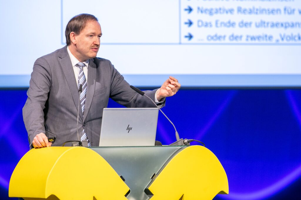 Christian Helmenstein bei seinem Vortrag am Konjunkturforum der RLB Steiermark