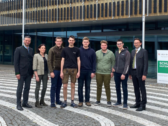 Gruppenfoto von Vorstand und Aufsichtsrat der Schülergenossenschaft: Wolfgang Hintsteiner, Ulrike Strobl, Florian Bernert, Thomas Warmuth, Leonhard Jonak, Benjamin Bozic, Anselm Heindl und Matthias Zitzenbacher