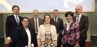 Gruppenfoto mit Norman Eichinger, Doris Leitner, Walter Lederhilger, Anita Straßmayr, Heinrich Schaller, Michaela Keplinger-Mitterlehner und Volkmar Angermeier.