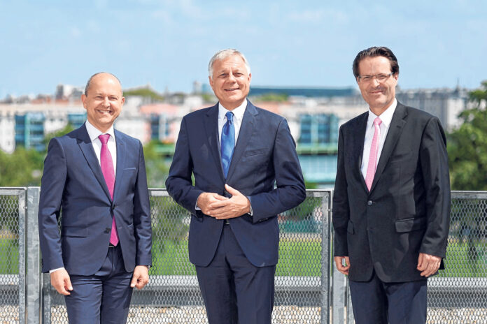 Gruppenbild der Raiffeisen-Leasing-Geschäftsführung: Risikovorstand Christoph Hayden, CEO Alexander Schmidecker und COO Beat Mungenast