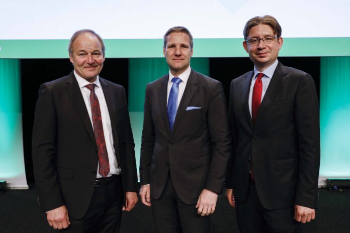 Gruppenfoto: Genossenschaftsanwalt Walter Lederhilger, OeNB-Vizegouverneur Gottfried Haber und Verbandsdirektor Norman Eichinger