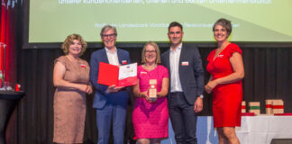 Doris Palz, Managing Director von Great Place to Work, überreichte die Auszeichnung an Wilfried Hopfner, RLB-Personalleiterin Christa Strobl und RLB-Personalentwickler Simon Unterassinger.