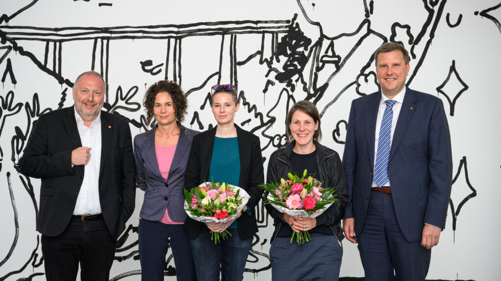 Peter Assmann, Direktor der Tiroler Landesmuseen, Silvia Höller, Leiterin RLB Kunstbrücke, Anna-Maria Bogner, Maria Walcher und Thomas Wass.