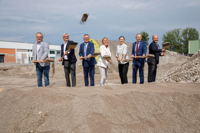 Gruppenbild vom Spatenstich: Andreas Stallinger (Schmid Baugruppe), Bgm. Harald Preuner, Heinz Konrad, Vizebgm. Barbara Unterkofler, Anna Doblhofer-Bachleitner, Andreas Derndorfer und Wolfgang Schröcker (Vertriebsleiter Lagerhaus).