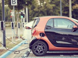 Eine Elektroauto an der ladesäule