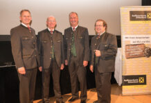 Gruppenfoto von der generalversammlung der Raiffeisenbank Zirbenland: Roland Katschnig, Franz Guggi, Harald Rössler und Josef Ehrenreich