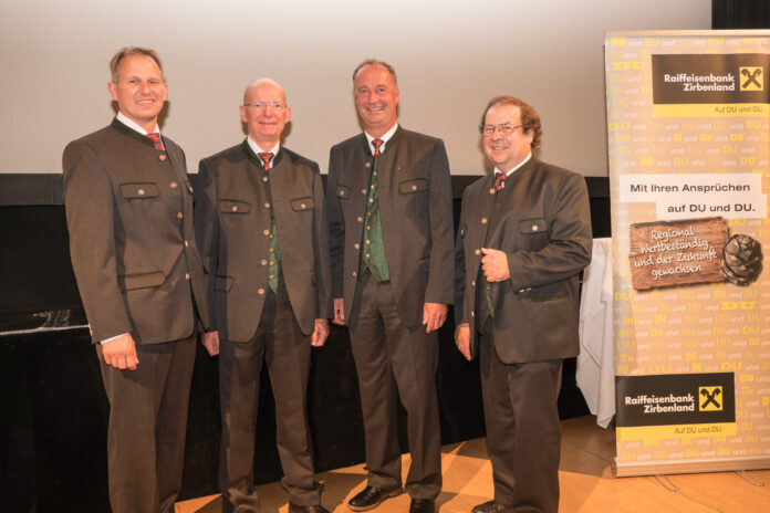 Gruppenfoto von der generalversammlung der Raiffeisenbank Zirbenland: Roland Katschnig, Franz Guggi, Harald Rössler und Josef Ehrenreich