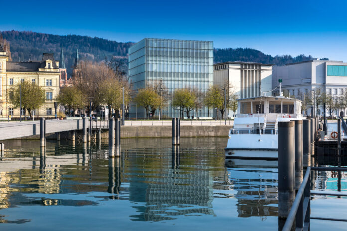 Das Kunsthaus Bregenz vom Bodensee aus gesehen.