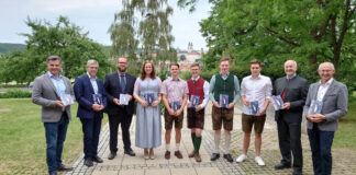 Gruppenfoto: Thomas Lösch, Johann Auer, Florian Wahl, die Maturanten sowie Schuldirektor Hubert Fachberger und Rudolf Höfler