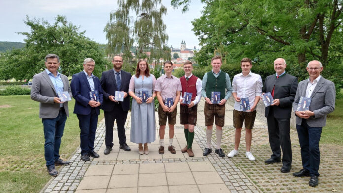 Gruppenfoto: Thomas Lösch, Johann Auer, Florian Wahl, die Maturanten sowie Schuldirektor Hubert Fachberger und Rudolf Höfler