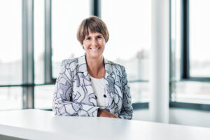Porträt von Ingrid Szeiler, Chief Investment Officer (CIO) der Raiffeisen KAG