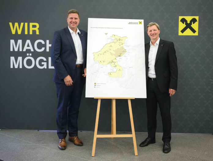 Thomas Wass und Wolfgang Hechenberger präsentieren das neue Marktgebiet der Raiffeisenbank Oberland-Reutte.