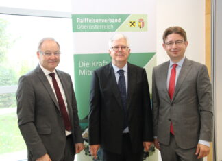 Gruppenbild mit Genossenschaftsanwalt Walter Lederhilger, Marcel Haag von der EU-Kommission und Verbandsdirektor Norman Eichinger