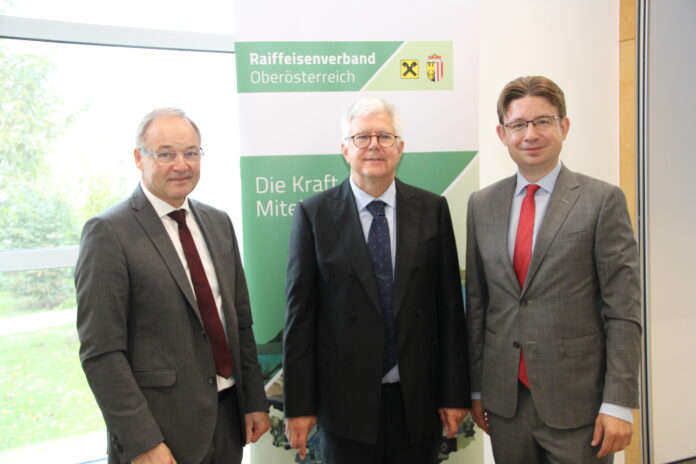 Gruppenbild mit Genossenschaftsanwalt Walter Lederhilger, Marcel Haag von der EU-Kommission und Verbandsdirektor Norman Eichinger