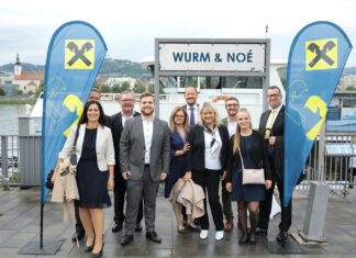 Das Team der Raiffeisenbank Kleinmünchen/Linz rund um Bernhard Sommerauer (2. v. l.) begrüßte rund 140 Gäste an Bord der MS „Linzerin“.