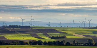 Windräder in der Landschaft