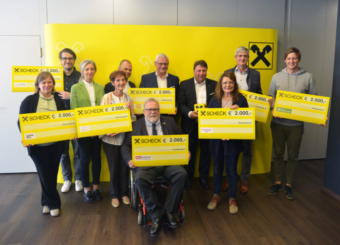 Gruppenfoto mit Vertretern der von der Raiffeisenlandesbank Burgenland unterstützten Hilfsorganisationen.