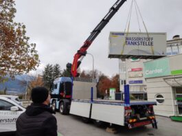 Wasserstoff-Tankstelle wird von einem Kran-LKW abgeladen
