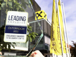 Der Leading Employer-Award vor dem Haus der RLB Kärnten.