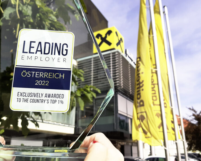 Der Leading Employer-Award vor dem Haus der RLB Kärnten.