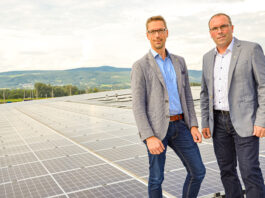 Erich Reisenbichler und Obmann Thomas Achleitner am Dach des Standortes Bergland