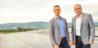 Erich Reisenbichler und Obmann Thomas Achleitner am Dach des Standortes Bergland