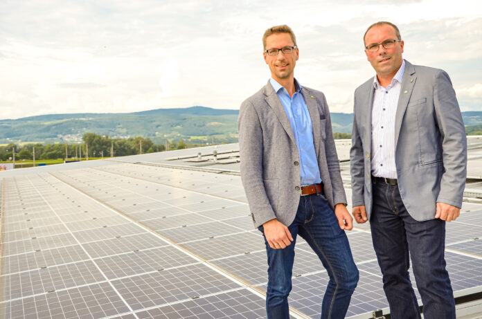 Erich Reisenbichler und Obmann Thomas Achleitner am Dach des Standortes Bergland