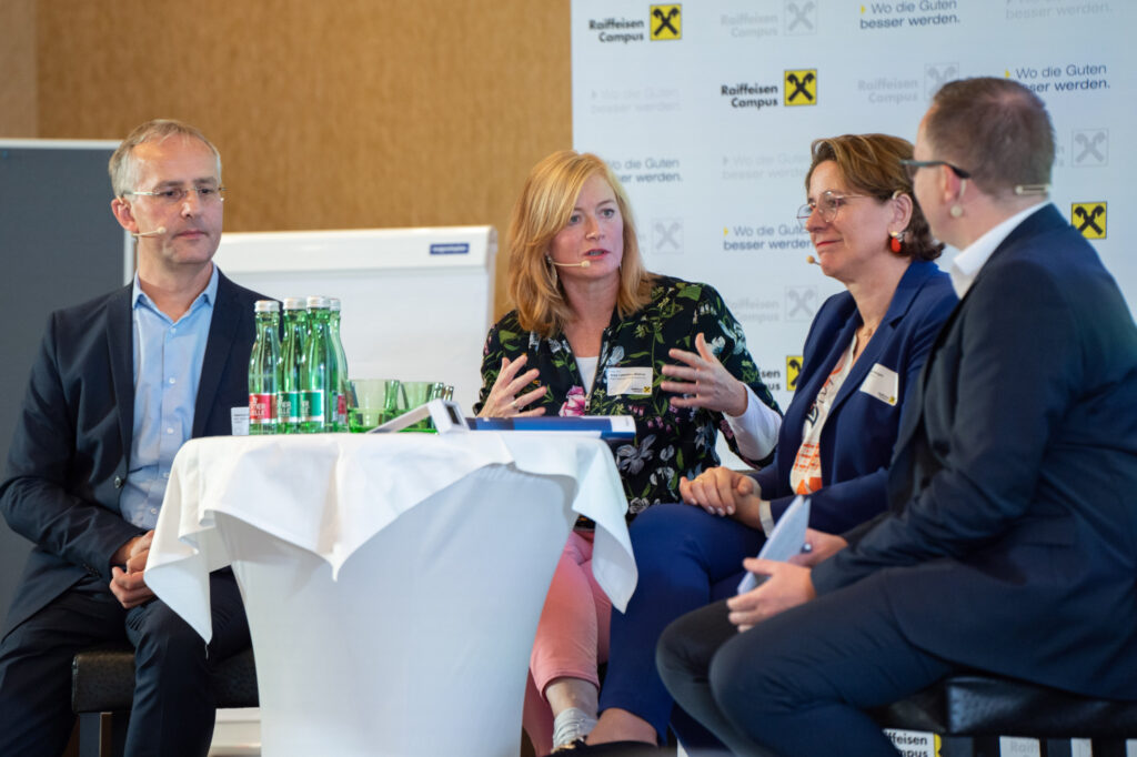 Helmut Eitler, Anja Lasofsky-Blahut und Elke Berger am Podium