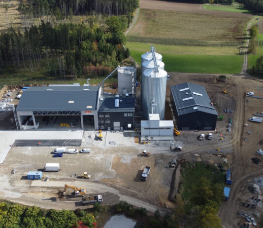 Luftaufnahme des Nawaro-Holzkraftwerks mit Pellets-Werk