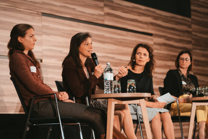 Daniela Knodt, Susanne Erkens-Reck, Moderatorin Silvia Schmidt und Lydia Reich diskutierten über eine nachhaltige Pharmaindustrie.