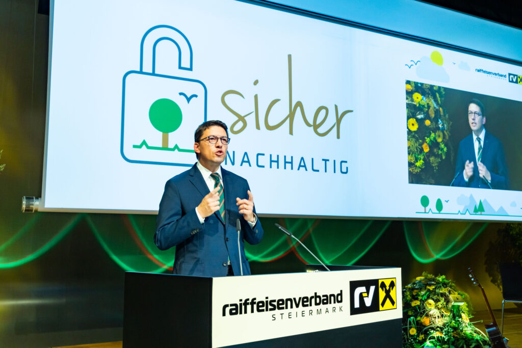Gastreferent Justus Reichl beim Verbandstag des Raiffeisenverbandes Steiermark