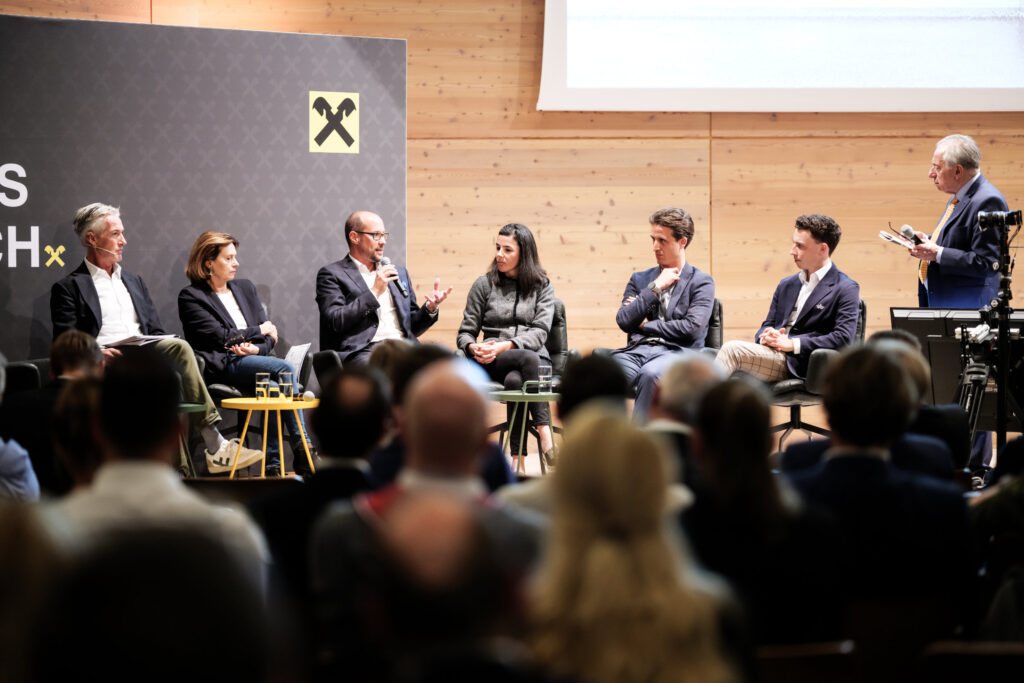 Seefelder Tourismusgespräche: Thomas Reisenzahn, Susanne Kraus-Winkler, Mario Gerber, Ingrid Schneider, Christian Haselsberger und Elias Walser mit Moderator Ronald Barazon.