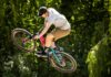 Ein Mann, der mit seinem Fahrrad springt.