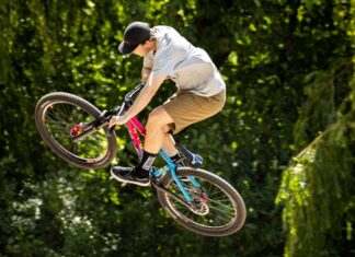 Ein Mann, der mit seinem Fahrrad springt.