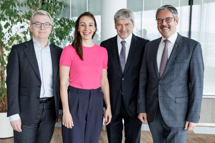 Gruppenfoto vom Sektorfreffen: Generaldirektor Michael Höllerer, Keynote-Speakerin Bettina Ludwig, RBI-CEO Johann Strobl und Obmann Erwin Hameseder